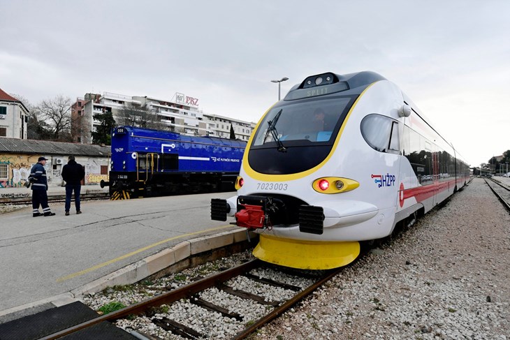 Dizel električni niskopodni vlak (foto Nikola Vilic / CROPIX)